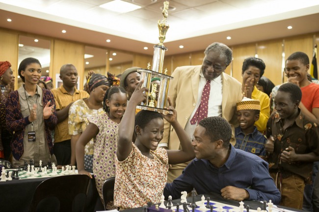 David Oyelowo is Robert Katende and Madina Nalwanga is Phiona Mutesi in Disney's QUEEN OF KATWE, the vibrant true story of a young girl from the streets of rural Uganda whose world rapidly changes when she is introduced to the game of chess. Oscar (TM) Lupita Nyong'o also stars in the film, directed by Mira Nair.